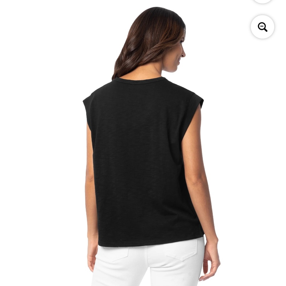 💕5/$15 Classic black Top, cap sleeve , side slit,looks great with white jeans - Picture 4 of 10
